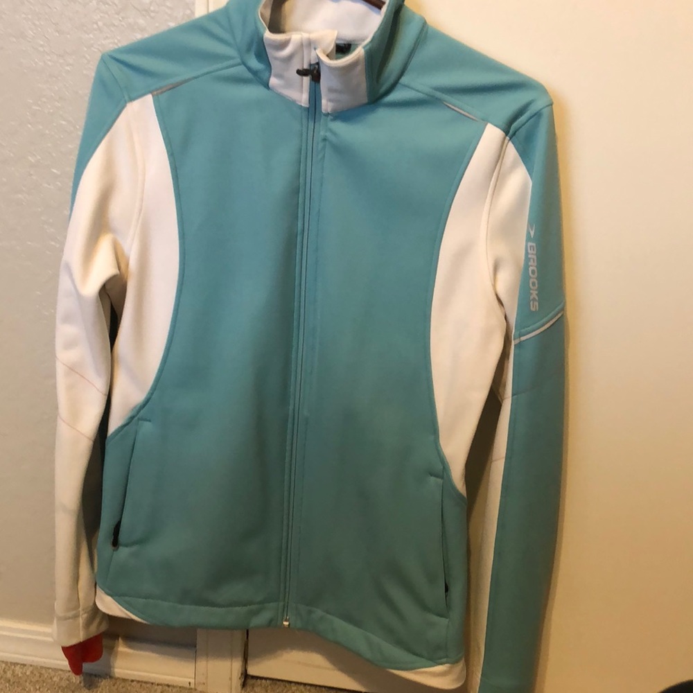 Brooks women’s jacket w/ shelter technology